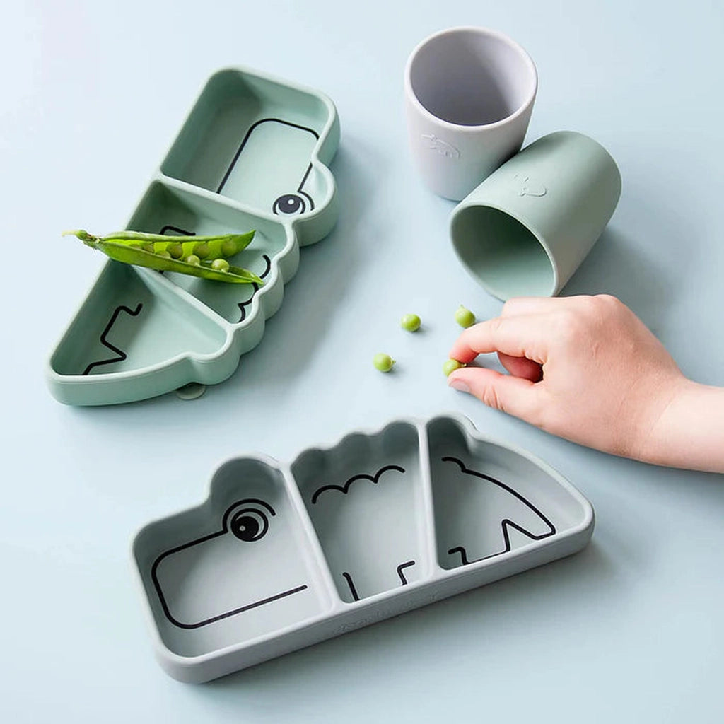 Done by Deer - Silikoninen Stick&amp;Stay Croco - välipalalautanen - Tarvike - Done by Deer - Vihreä - - - Muksukaskauppa.fi