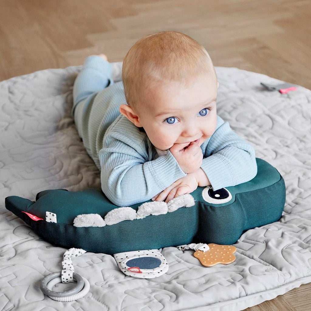 Done by Deer - Tummy Time Aktiviteettilelu Croco - Vauvan aktiviteettilelu - Done by Deer - Puuteri - - - Muksukaskauppa.fi