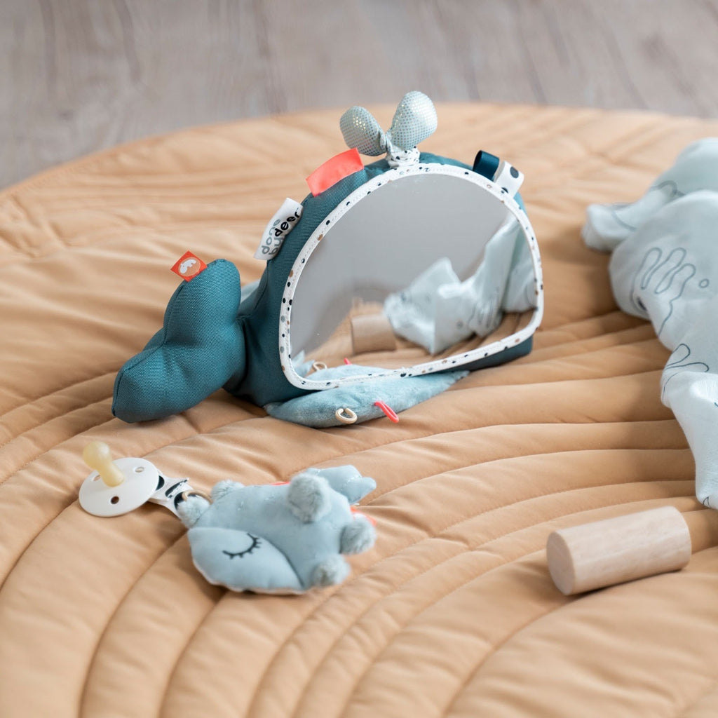 Done by Deer - Aktiviteettipeili Wally - Vauvan aktiviteettilelu - Done by Deer - - - - Muksukaskauppa.fi